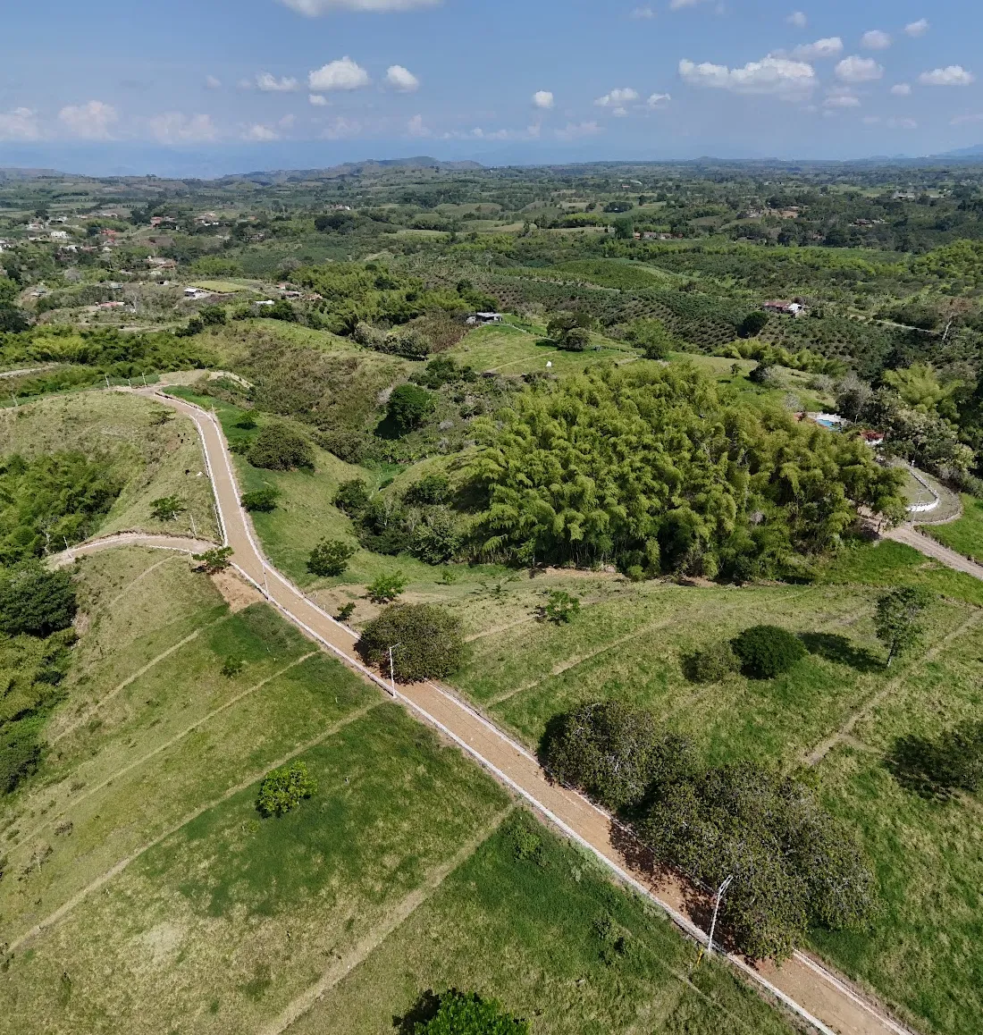 Vista aérea de Las Mañanitas Naturalmente: las vías internas entre los lotes, el guadual y el valle del Eje Cafetero al fondo